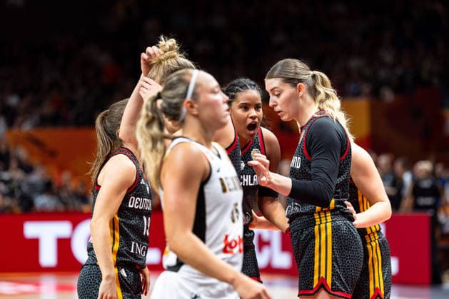 deutsche Mannschaft beim Huddle, Britta Daub (Deutschland, 19), Nyara Sabally (Deutschland, 08), Luisa Geiselsoder (Deutschland, 15), , GER, Belgien vs. Deutschland, Basketball, FIBA Women s World Cup 2026, Viertelfinale, 10.09.2026 GER, Belgien vs. Deutschland, Basketball, FIBA Women s World Cup 2026, Viertelfinale, 10.09.2026 Berlin Copyright: xEibner-Pressefoto MaxxVincenx EP_MVN