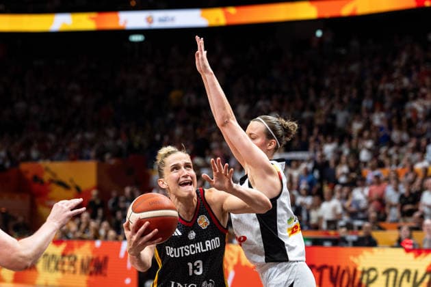 Leonie Fiebich (Deutschland, 13) am Ball, Antonia Delaere (Belgien, 06) GER, Belgien vs. Deutschland, Basketball, FIBA Women s World Cup 2026, Viertelfinale, 10.09.2026 GER, Belgien vs. Deutschland, Basketball, FIBA Women s World Cup 2026, Viertelfinale, 10.09.2026 Berlin Copyright: xEibner-Pressefoto MaxxVincenx EP_MVN
