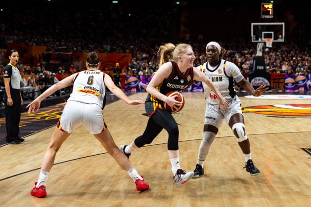 Frieda Buehner (Deutschland, 20) im Dribbling, Antonia Delaere (Belgien, 06), Bethy Mununga (Belgien, 22), GER, Belgien vs. Deutschland, Basketball, FIBA Women s World Cup 2026, Viertelfinale, 10.09.2026 GER, Belgien vs. Deutschland, Basketball, FIBA Women s World Cup 2026, Viertelfinale, 10.09.2026 Berlin Copyright: xEibner-Pressefoto MaxxVincenx EP_MVN