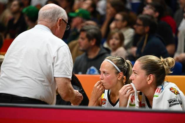 Belgium v Germany - FIBA Women s Basketball World Cup 2026 Quarter-Final BERLIN, GERMANY - SEPTEMBER 10 : Thibault Mike head coach of Belgium talking to Allemand Julie point guard of Belgium and Meesseman Emma power forward of Belgium during the FIBA Women s Basketball World Cup quarter final match between Belgium and Germany in Berlin on September 10, 2026 in Berlin, Germany, 10 09 2026 Berlin Germany  Copyright: xVincentxKalutx