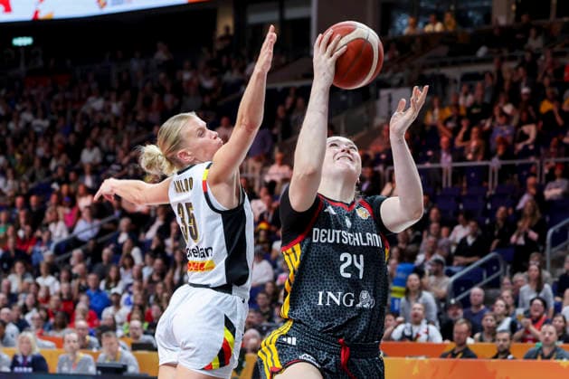 Julie Vanloo (Belgium) und Lina Sontag (Germany) battle for the ball during the FIBA Women s Basketball World Cup Germany 2026 Quarter-Final match between Belgium and Germany at Berlin Arena on September 10, 2026 in Berlin, Germany. (Photo by Marco Steinbrenner DeFodi Images) -