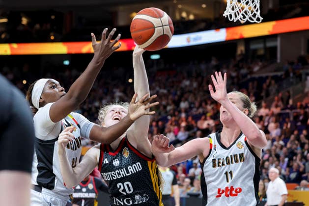 Elise Ramette (Belgium) Frieda Buhner (Germany) und Emma Meesseman (Belgium) battle for the ball during the FIBA Women s Basketball World Cup Germany 2026 Quarter-Final match between Belgium and Germany at Berlin Arena on September 10, 2026 in Berlin, Germany. (Photo by Marco Steinbrenner DeFodi Images) -