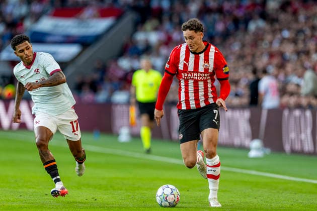 EINDHOVEN - (l-r) Shakhtar Donetsk defender Vinicius Tabios and PSV Eindhoven forward Ruben van Bommel during the UEFA Champions League match between PSV and Shakhtar Donetsk at Philips Stadion on 10 september 2026 in Eindhoven, Nederland. (Photo by DeFodi Images) -