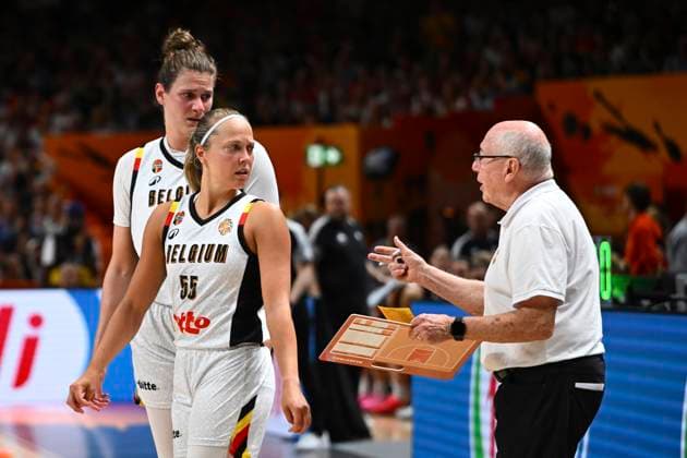 Belgium v Germany - FIBA Women s Basketball World Cup 2026 Quarter-Final BERLIN, GERMANY - SEPTEMBER 10 : Thibault Mike head coach of Belgium talking to Allemand Julie point guard of Belgium during the FIBA Women s Basketball World Cup quarter final match between Belgium and Germany in Berlin on September 10, 2026 in Berlin, Germany, 10 09 2026 Berlin Germany  Copyright: xVincentxKalutx