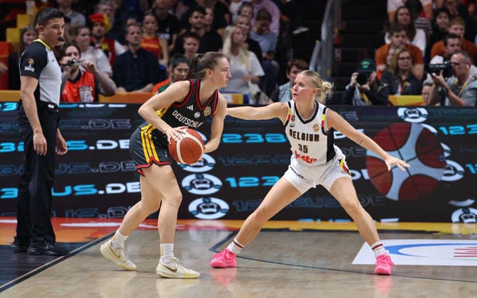 Britta Daub am Ball, Julie Vanloo Zweikampf Spielszene Aktion Basketball FIBA World Cup Weltmeisterschaft Frauen WM Saison 2026 2027 10.09.2026 Belgien BEL vs DBB Deutschland GER