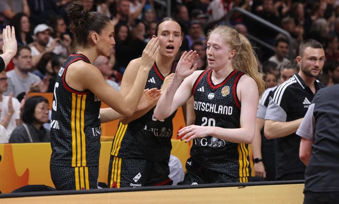 Frieda Bühner klatscht ab mit Luisa Geiselsöder Aktion Oberkörper Basketball FIBA World Cup Weltmeisterschaft Frauen WM Saison 2026 2027 10.09.2026 Belgien BEL vs DBB Deutschland GER