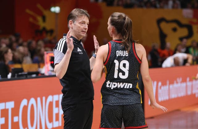 Bundestrainer Olaf Lange redet mit Britta Daub Aktion Oberkörper Basketball FIBA World Cup Weltmeisterschaft Frauen WM Saison 2026 2027 10.09.2026 Belgien BEL vs DBB Deutschland GER