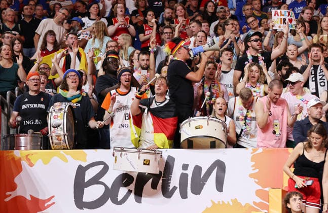Fans der deutschen Frauen feiern ihre Mannschaft Basketball FIBA World Cup Weltmeisterschaft Frauen WM Saison 2026 2027 10.09.2026 Belgien BEL vs DBB Deutschland GER