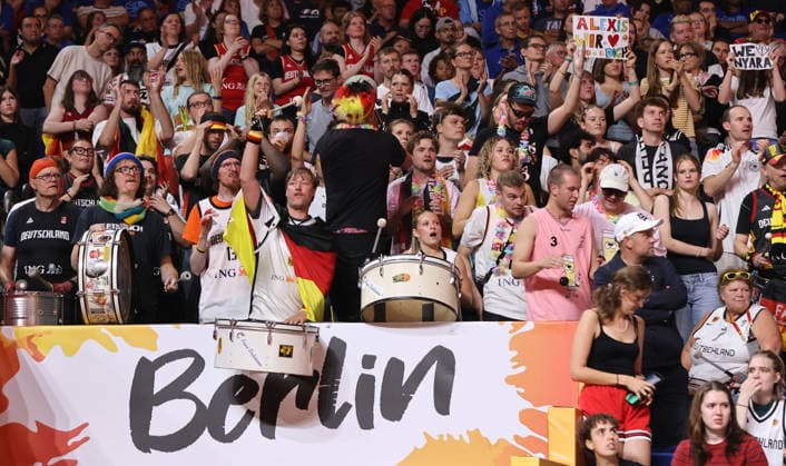 Fans der deutschen Frauen feiern ihre Mannschaft Basketball FIBA World Cup Weltmeisterschaft Frauen WM Saison 2026 2027 10.09.2026 Belgien BEL vs DBB Deutschland GER
