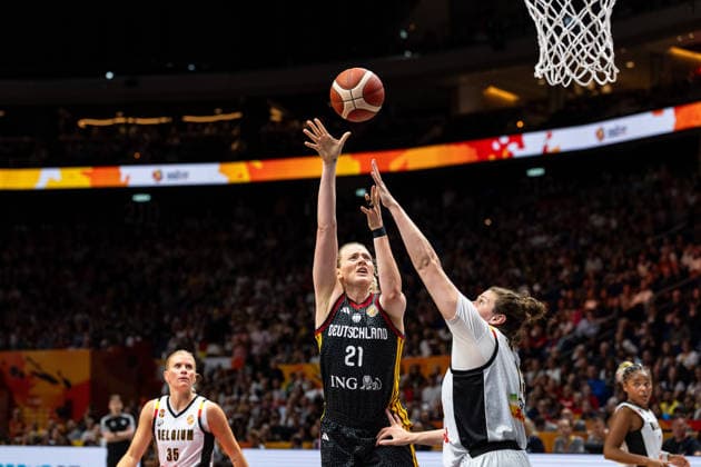 Marie Guelich (Deutschland, 21) beim Wurf, Kyara Linskens (Belgien, 13), GER, Belgien vs. Deutschland, Basketball, FIBA Women s World Cup 2026, Viertelfinale, 10.09.2026 GER, Belgien vs. Deutschland, Basketball, FIBA Women s World Cup 2026, Viertelfinale, 10.09.2026 Berlin Copyright: xEibner-Pressefoto MaxxVincenx EP_MVN
