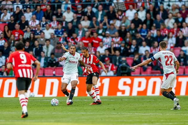 EINDHOVEN , 10-09-2026 , Philips stadium, season 2026 2027 , UEFA Champions League football , match between PSV and Shakhtar Donetsk, picture shows Shakhtar Donetsk player Kaua Elias and PSV player Armando Obispo PSV - Shakhtar Donetsk  x206824962x Copyright: