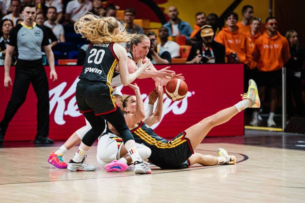 FIBA Women™s Basketball World Cup 2026: Belgien vs. Deutschland, 10.09.2026 Frieda Bühner (Deutschland, 20) und Leonie Fiebich (Deutschland, 13) kämpfen um den Ball; Basketball, FIBA Women™s Basketball World Cup 2026, Final Phase, Viertelfinale: Belgien vs. Deutschland am 10.09.2026 in der Uber Arena, Berlin Copyright: xBEAUTIFULxSPORTS Tonhäuserx