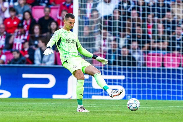 2026-09-10 PSV Eindhoven v Shaktar Donetsk - Champions League EINDHOVEN, NETHERLANDS - SEPTEMBER 10: Matej Kovar keeper of PSV Eindhoven hits the ball during the Champions League match between PSV Eindhoven and Shaktar Donetsk at Philips Stadion on September 10, 2026 in Eindhoven, Netherlands. Eindhoven Philips Stadion Netherlands Content not available for redistribution in The Netherlands directly or indirectly through any third parties. Copyright: xAndrexWeeningx