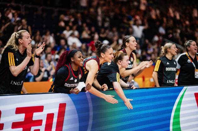FIBA Women™s Basketball World Cup 2026: Belgien vs. Deutschland, 10.09.2026 Deutsche Auswechselbank jubelt, Alexis Peterson (Deutschland, 1), Clara Bielefeld (Deutschland, 25); Basketball, FIBA Women™s Basketball World Cup 2026, Final Phase, Viertelfinale: Belgien vs. Deutschland am 10.09.2026 in der Uber Arena, Berlin Copyright: xBEAUTIFULxSPORTS Tonhäuserx
