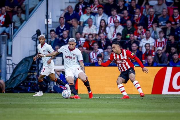 EINDHOVEN - Gleiker Mendoza of Shakhtar Donetsk dribbles with the ball under pressure from Sergino Dest of PSV Eindhoven before the UEFA Champions League match between PSV Eindhoven and Shakhtar Donetsk at the Philips Stadium on 10 September 2026 in Eindhoven, the Netherlands. MARCEL TER BALS ANP UEFA Champions League 2026 27 xVIxANPxSportx xMarcelxterxBalsxIVx 567915481 originalFilename: 567915481.jpg
