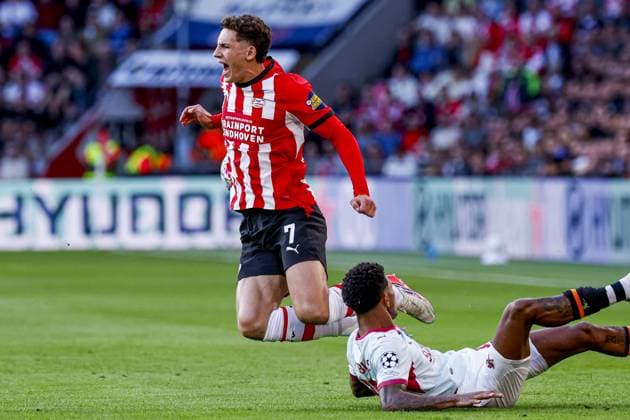 EINDHOVEN - Vinicius Tobias of Shakhtar Donetsk commits a foul on Ruben van Bommel of PSV Eindhoven ahead of the UEFA Champions League match between PSV Eindhoven and Shakhtar Donetsk at the Philips Stadium on 10 September 2026 in Eindhoven, the Netherlands. MARCEL TER BALS ANP UEFA Champions League 2026 27 xVIxANPxSportx xMarcelxterxBalsxIVx 567916151 originalFilename: 567916151.jpg