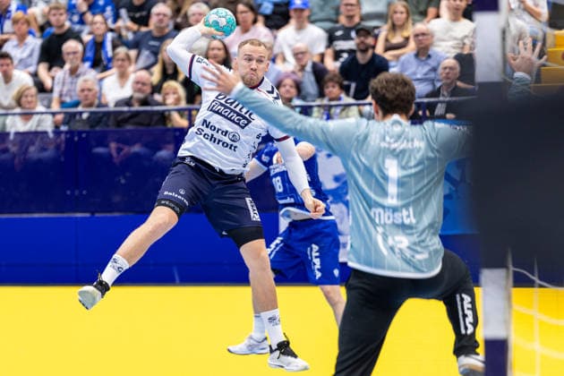 (L-R) Simon Pytlick (SG Flensburg-Handewitt, 02) im Torwurf gegen Constantin Moestl (TBV Lemgo Lippe, 01) GER, TBV Lemgo Lippe vs. SG Flensburg-Handewitt, Handball, 1. Bundesliga, 4. Spieltag, Spielzeit 2026 2027, 10.09.2026 GER, TBV Lemgo Lippe vs. SG Flensburg-Handewitt, Handball, 1. Bundesliga, 4. Spieltag, Spielzeit 2026 2027, 10.09.2026 Lemgo Copyright: xEibner-Pressefoto JanxRollingerx EP_JSK