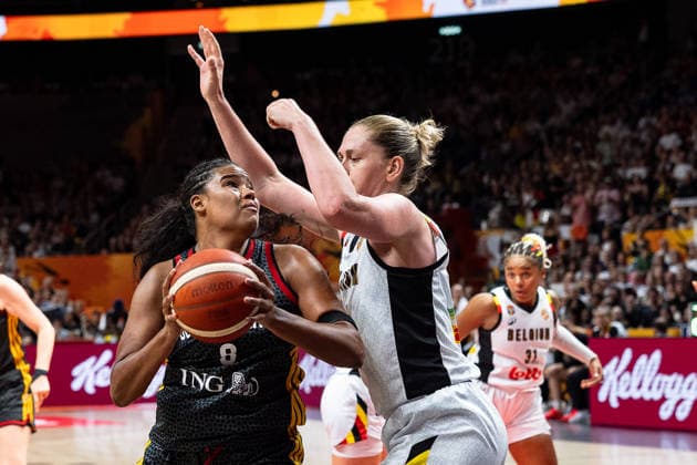 Nyara Sabally (Deutschland, 08) am Ball, Emma Meesseman (Belgien, 11), GER, Belgien vs. Deutschland, Basketball, FIBA Women s World Cup 2026, Viertelfinale, 10.09.2026 GER, Belgien vs. Deutschland, Basketball, FIBA Women s World Cup 2026, Viertelfinale, 10.09.2026 Berlin Copyright: xEibner-Pressefoto MaxxVincenx EP_MVN