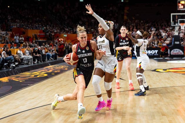 Leonie Fiebich (Deutschland, 13) im Dribbling, Maxuella Lisowa Mbaka (Belgien, 31), GER, Belgien vs. Deutschland, Basketball, FIBA Women s World Cup 2026, Viertelfinale, 10.09.2026 GER, Belgien vs. Deutschland, Basketball, FIBA Women s World Cup 2026, Viertelfinale, 10.09.2026 Berlin Copyright: xEibner-Pressefoto MaxxVincenx EP_MVN