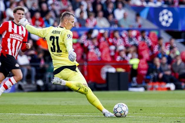 EINDHOVEN - Shakhtar Donetsk goalkeeper Dmytro Riznyk passes the ball before the UEFA Champions League match between PSV Eindhoven and Shakhtar Donetsk at the Philips Stadium on September 10, 2026 in Eindhoven, the Netherlands. MARCEL TER BALS ANP UEFA Champions League 2026 27 xVIxANPxSportx xMarcelxterxBalsxIVx 567917224 originalFilename: 567917224.jpg