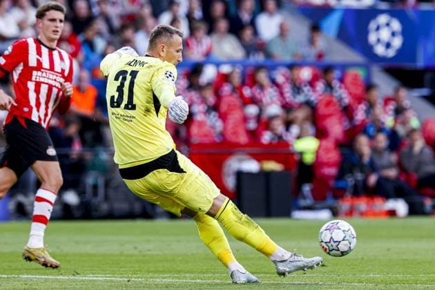 EINDHOVEN - Shakhtar Donetsk goalkeeper Dmytro Riznyk passes the ball before the UEFA Champions League match between PSV Eindhoven and Shakhtar Donetsk at the Philips Stadium on September 10, 2026 in Eindhoven, the Netherlands. MARCEL TER BALS ANP UEFA Champions League 2026 27 xVIxANPxSportx xMarcelxterxBalsxIVx 567917237 originalFilename: 567917237.jpg