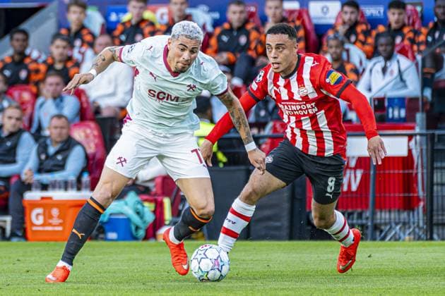 EINDHOVEN - Gleiker Mendoza of Shakhtar Donetsk battles for possession with Sergino Dest of PSV Eindhoven during the UEFA Champions League match between PSV Eindhoven and Shakhtar Donetsk at the Philips Stadium on 10 September 2026 in Eindhoven, the Netherlands. KEVIN SENDERS ANP UEFA Champions League 2026 27 xVIxANPxSportx xMarcelxterxBalsxIVx 567917379 originalFilename: 567917379.jpg