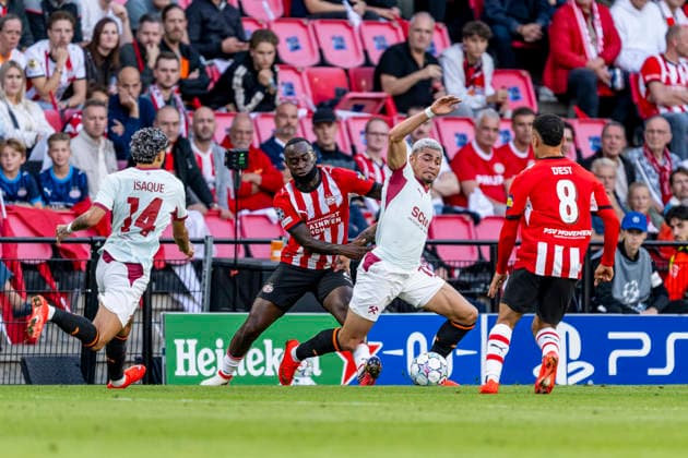 EINDHOVEN - (l-r) PSV Eindhoven defender Lutsharel Geertruida and Shakhtar Donetsk midfielder Isaque during the UEFA Champions League match between PSV and Shakhtar Donetsk at Philips Stadion on 10 September 2026 in Eindhoven, Nederland. (Photo by DeFodi Images) -