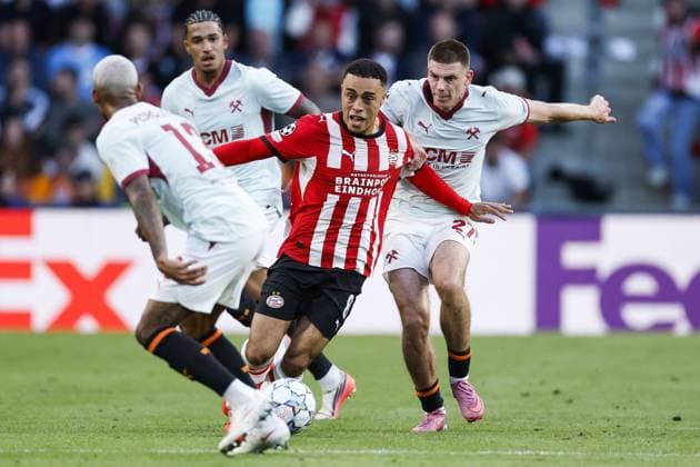 EINDHOVEN - (lr) Sergino Dest of PSV Eindhoven, Oleg Ocheretko of FC Shakhtar Donetsk during the UEFA Champions League match between PSV Eindhoven and Shakhtar Donetsk at the Philips Stadium on 10 September 2026 in Eindhoven, the Netherlands. MAURICE VAN STEEN ANP xVIxANPxSportx xxANPxIVx 567917754 originalFilename: 567917754.jpg