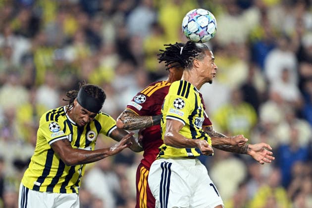 Fenerbahce v AS Roma - UEFA Champions League ISTANBUL, TURKIYE - SEPTEMBER 10: Nathan Ake (R) of Fenerbahce in action against Gianluca Mancini (C) of AS Roma during the UEFA Champions League match between Fenerbahce and Roma at Chobani Stadium in Istanbul, Turkiye, on September 10, 2026. Serhat Cagdas Anadolu Istanbul Turkey. Editorial use only. Please get in touch for any other usage.  Copyright: x2026xAnadoluxSerhatxCagdasx