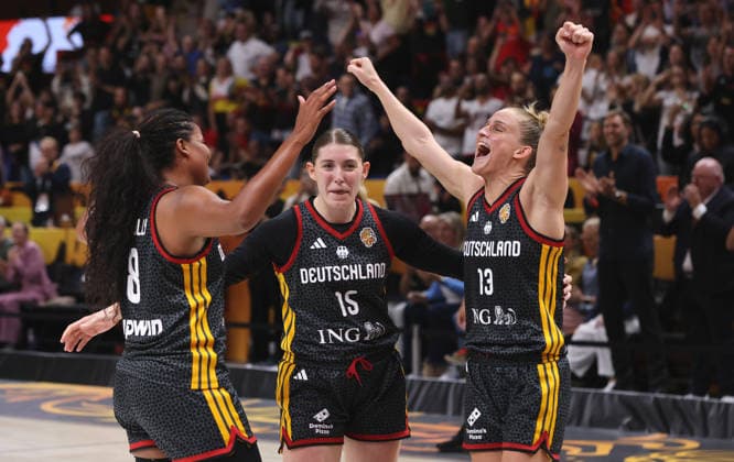 Nyara Sabally, Luisa Geiselsöder , Leonie Fiebich, deutsche Mannschaft jubelt nach Spielende und erreicht das Halbfinale Basketball FIBA World Cup Weltmeisterschaft Frauen WM Saison 2026 2027 10.09.2026 Belgien BEL vs DBB Deutschland GER