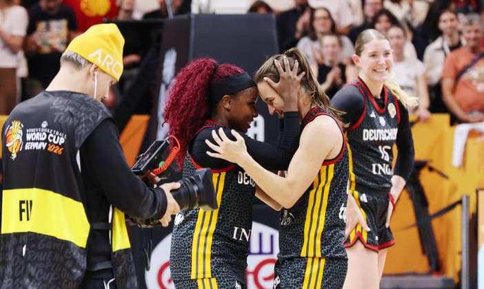 Alexis Peterson, Britta Daub, deutsche Mannschaft jubelt nach Spielende und erreicht das Halbfinale Basketball FIBA World Cup Weltmeisterschaft Frauen WM Saison 2026 2027 10.09.2026 Belgien BEL vs DBB Deutschland GER