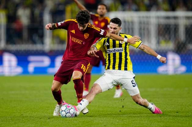 10.09 2026 - SOCCER - 2026 27 UEFA CHAMPIONS LEAGUE League Phase Fenerbahce SK v AS Roma Matias Soule of AS Roma and Ismail Yuksek of Fenerbahce in one-on-one ISTANBUL Fenerbahce Sükrü Saracoglu Spor Kompleksi Istanbul TURKEY Copyright: xYagizxGurtugx xPsxImagesxYagizxGurtugx xPsxImagesx
