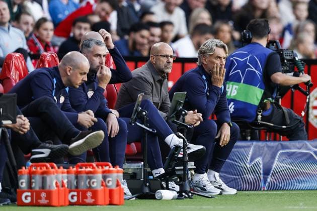 EINDHOVEN - PSV Eindhoven coach Peter Bosz during the UEFA Champions League match between PSV Eindhoven and Shakhtar Donetsk at the Philips Stadium on September 10, 2026 in Eindhoven, the Netherlands. MAURICE VAN STEEN ANP xVIxANPxSportx xxANPxIVx 567918719 originalFilename: 567918719.jpg