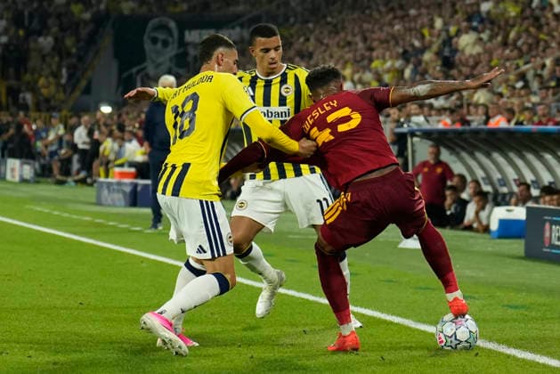 September 10, 2026, Kadikoy, Istanbul, Turkey: Wesley Franca (R) of AS Roma in action against Mert Muldur (L) and Mason Greenwood (C) of Fenerbahce during the UEFA Champions League - League Phase, Matchday 1 - football match between Fenerbahce and AS Roma at Sukru Saracoglu Stadium in Istanbul, Turkey, on September 10, 2026. UEFA Champions League - Fenerbahce V AS Roma  - ZUMAu194 20260910_zip_u194_021 Copyright: xTolgaxUluturkx