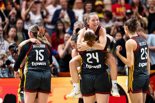 Luisa Geiselsoder (Deutschland, 15), Lina Sontag (Deutschland, 24), Britta Daub (Deutschland, 19) und Clara Bielefeld (Deutschland, 25) jubelt Jubel nach Sieg Spielende, GER, Belgien vs. Deutschland, Basketball, FIBA Women s World Cup 2026, Viertelfinale, 10.09.2026 GER, Belgien vs. Deutschland, Basketball, FIBA Women s World Cup 2026, Viertelfinale, 10.09.2026 Berlin Copyright: xEibner-Pressefoto MaxxVincenx EP_MVN