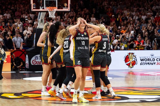 deutsche Mannschaft jubelt Jubel nach Sieg Spielende, Leonie Fiebich (Deutschland, 13), GER, Belgien vs. Deutschland, Basketball, FIBA Women s World Cup 2026, Viertelfinale, 10.09.2026 GER, Belgien vs. Deutschland, Basketball, FIBA Women s World Cup 2026, Viertelfinale, 10.09.2026 Berlin Copyright: xEibner-Pressefoto MaxxVincenx EP_MVN