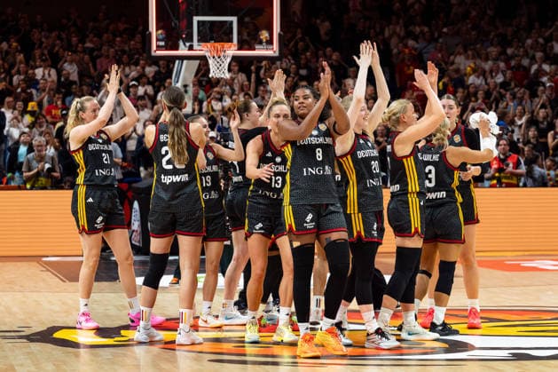 deutsche Mannschaft jubelt Jubel nach Sieg Spielende, Marie Guelich (Deutschland, 21), Emily Bessoir (Deutschland, 22), Britta Daub (Deutschland, 19), Leonie Fiebich (Deutschland, 13), Nyara Sabally (Deutschland, 08), Frieda Buehner (Deutschland, 20), Emma Eichmeyer (Deutschland, 09), Alexandra Wilke (Deutschland, 03), GER, Belgien vs. Deutschland, Basketball, FIBA Women s World Cup 2026, Viertelfinale, 10.09.2026 GER, Belgien vs. Deutschland, Basketball, FIBA Women s World Cup 2026, Viertelfinale, 10.09.2026 Berlin Copyright: xEibner-Pressefoto MaxxVincenx EP_MVN