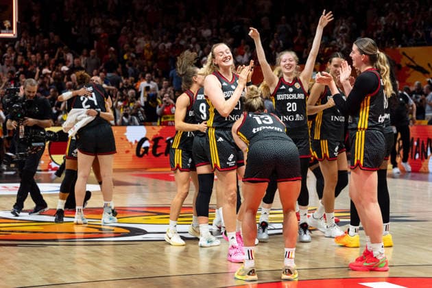 deutsche Mannschaft jubelt Jubel nach Sieg Spielende, Marie Guelich (Deutschland, 21), Frieda Buehner (Deutschland, 20), Leonie Fiebich (Deutschland, 13), Luisa Geiselsoder (Deutschland, 15), GER, Belgien vs. Deutschland, Basketball, FIBA Women s World Cup 2026, Viertelfinale, 10.09.2026 GER, Belgien vs. Deutschland, Basketball, FIBA Women s World Cup 2026, Viertelfinale, 10.09.2026 Berlin Copyright: xEibner-Pressefoto MaxxVincenx EP_MVN