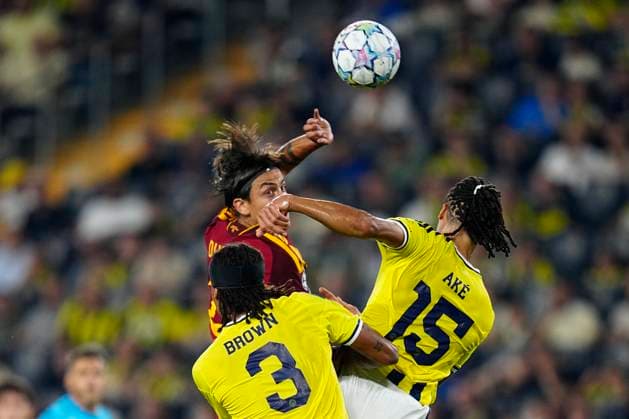 10.09 2026 - SOCCER - 2026 27 UEFA CHAMPIONS LEAGUE League Phase Fenerbahce SK v AS Roma Paulo Dybala of AS Roma and Archie Brown of Fenerbahce and Nathan Ake of Fenerbahce in aerial duel ISTANBUL Fenerbahce Sükrü Saracoglu Spor Kompleksi Istanbul TURKEY Copyright: xYagizxGurtugx xPsxImagesxYagizxGurtugx xPsxImagesx