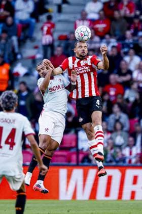 EINDHOVEN - Armando Obispo of PSV Eindhoven heads the ball with Kaua Elias of Shakhtar Donetsk before the UEFA Champions League match between PSV Eindhoven and Shakhtar Donetsk at the Philips Stadium on 10 September 2026 in Eindhoven, the Netherlands. MARCEL TER BALS ANP UEFA Champions League 2026 27 xVIxANPxSportx xMarcelxterxBalsxIVx 567919392 originalFilename: 567919392.jpg