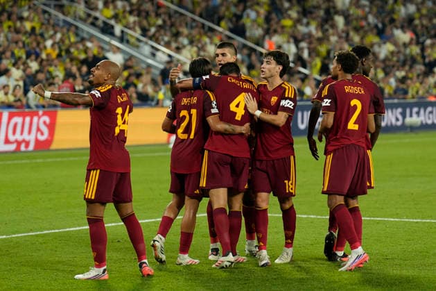 September 10, 2026, Kadikoy, Istanbul, Turkey: Bryan Cristante (C) of AS Roma celebrates with his teammates after scoring his team s first goal during the UEFA Champions League - League Phase, Matchday 1 - football match between Fenerbahce and AS Roma at Sukru Saracoglu Stadium in Istanbul, Turkey, on September 10, 2026. Kadikoy Turkey - ZUMAu194 20260910_zip_u194_025 Copyright: xTolgaxUluturkx