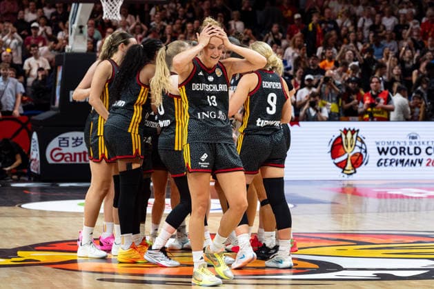 deutsche Mannschaft jubelt Jubel nach Sieg Spielende, Leonie Fiebich (Deutschland, 13), GER, Belgien vs. Deutschland, Basketball, FIBA Women s World Cup 2026, Viertelfinale, 10.09.2026 GER, Belgien vs. Deutschland, Basketball, FIBA Women s World Cup 2026, Viertelfinale, 10.09.2026 Berlin Copyright: xEibner-Pressefoto MaxxVincenx EP_MVN