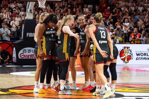 deutsche Mannschaft jubelt Jubel nach Sieg Spielende, Leonie Fiebich (Deutschland, 13), GER, Belgien vs. Deutschland, Basketball, FIBA Women s World Cup 2026, Viertelfinale, 10.09.2026 GER, Belgien vs. Deutschland, Basketball, FIBA Women s World Cup 2026, Viertelfinale, 10.09.2026 Berlin Copyright: xEibner-Pressefoto MaxxVincenx EP_MVN