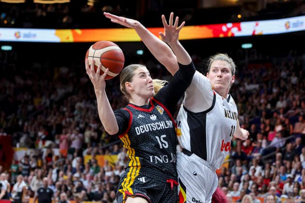 Luisa Geiselsoder (Germany) und Kyara Linskens (Belgium) battle for the ball during the FIBA Women s Basketball World Cup Germany 2026 Quarter-Final match between Belgium and Germany at Berlin Arena on September 10, 2026 in Berlin, Germany. (Photo by Marco Steinbrenner DeFodi Images) -
