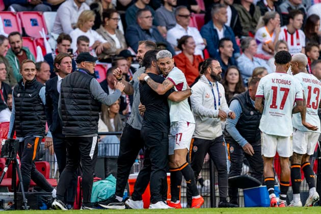 EINDHOVEN - (C) Shakhtar Donetsk coach Arda Turan and Shakhtar Donetsk midfielder Gleiker Mendoza celebrate the 0-1 during the UEFA Champions League match between PSV and Shakhtar Donetsk at Philips Stadion on 10 September 2026 in Eindhoven, Nederland. (Photo by DeFodi Images) -