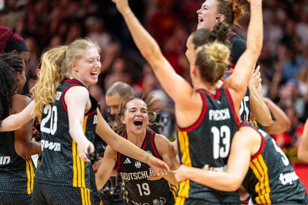 Frieda Buehner (Deutschland, 20), Britta Daub (Deutschland, 19), Leonie Fiebich (Deutschland, 13), Lina Sontag (Deutschland, 24) jubelt Jubel nach Sieg Spielende, GER, Belgien vs. Deutschland, Basketball, FIBA Women s World Cup 2026, Viertelfinale, 10.09.2026 GER, Belgien vs. Deutschland, Basketball, FIBA Women s World Cup 2026, Viertelfinale, 10.09.2026 Berlin Copyright: xEibner-Pressefoto MaxxVincenx EP_MVN