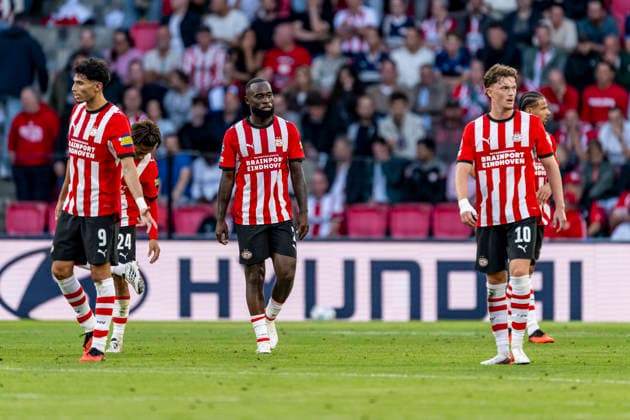 EINDHOVEN - (l-r) PSV Eindhoven forward Ricardo Pepi, PSV Eindhoven defender Lutsharel Geertruida and PSV Eindhoven midfielder Paul Wanner are disappointed after the goal by Shakhtar Donetsk midfielder Gleiker Mendoza during the UEFA Champions League match between PSV and Shakhtar Donetsk at Philips Stadion on 10 September 2026 in Eindhoven, Netherlands. (Photo by DeFodi Images) -