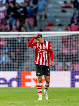EINDHOVEN - PSV Eindhoven forward Ruben van Bommel is disappointed after the goal by Shakhtar Donetsk midfielder Gleiker Mendoza, 0-1, during the UEFA Champions League match between PSV and Shakhtar Donetsk at Philips Stadion on 10 September 2026 in Eindhoven, Nederland. (Photo by DeFodi Images) -
