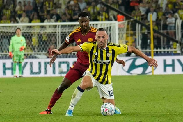 September 10, 2026, Kadikoy, Istanbul, Turkey: Evan Ndicka (C-L) of AS Roma in action against Vedat Muriqi (C-R) of Fenerbahce during the UEFA Champions League - League Phase, Matchday 1 - football match between Fenerbahce and AS Roma at Sukru Saracoglu Stadium in Istanbul, Turkey, on September 10, 2026. UEFA Champions League - Fenerbahce V AS Roma  - ZUMAu194 20260910_zip_u194_028 Copyright: xTolgaxUluturkx