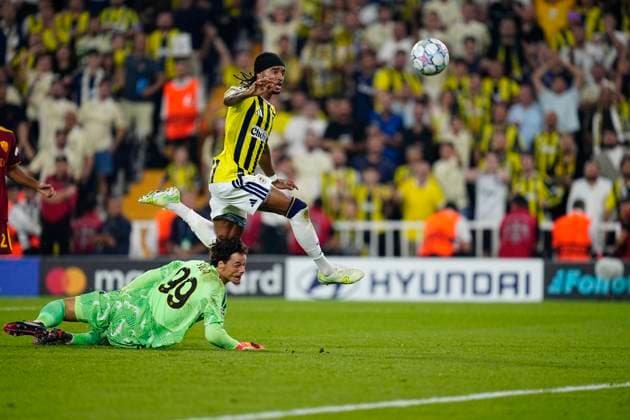 10.09 2026 - SOCCER - 2026 27 UEFA CHAMPIONS LEAGUE League Phase Fenerbahce SK v AS Roma Mile Svilar of AS Roma and Archie Brown of Fenerbahce create a goal-scoring opportunity as they look to make it 1-1 ISTANBUL Fenerbahce Sükrü Saracoglu Spor Kompleksi Istanbul TURKEY Copyright: xYagizxGurtugx xPsxImagesxYagizxGurtugx xPsxImagesx